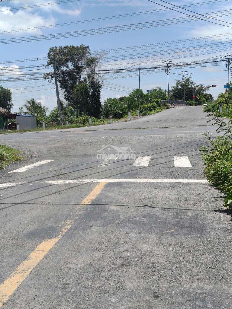 Đất 2 mặt tiền đường kênh lớn.