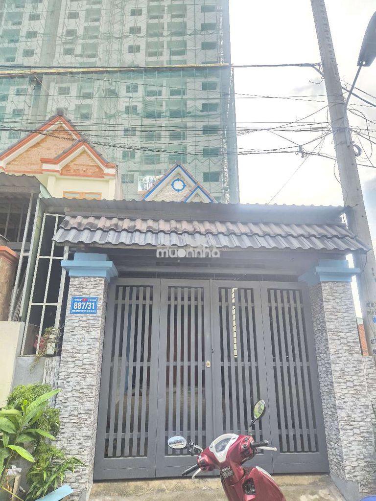 Nhà lầu đường xe hơi sân xe hơi gần cong an phường tân bình