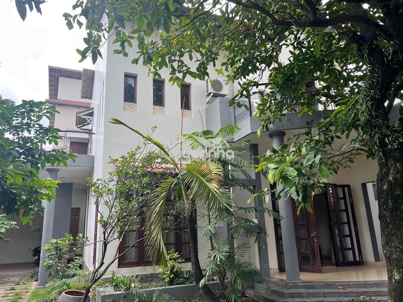Ban nha biet thu