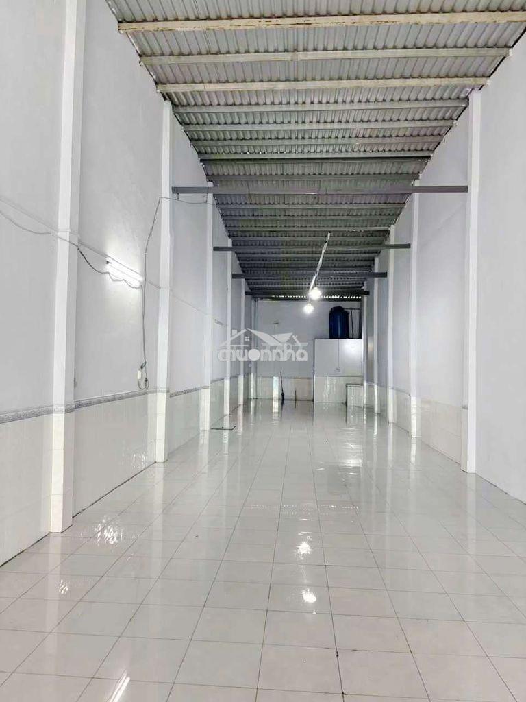 Kho  150m2 trống suốt