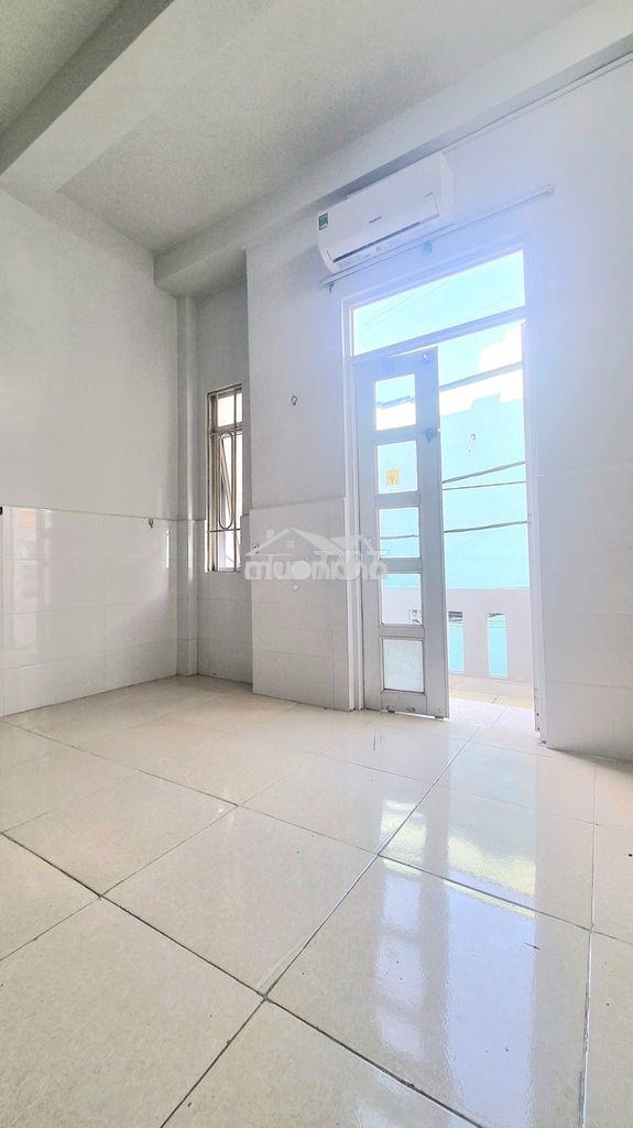 Phòng có máy lạnh, tủ lạnh, máy giặt riêng, bancong nhỏ, gác, kệ bếp. - Ảnh 4