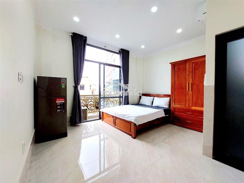 Phòng ban công rộng thoáng gần chợ hoàng hoa thám