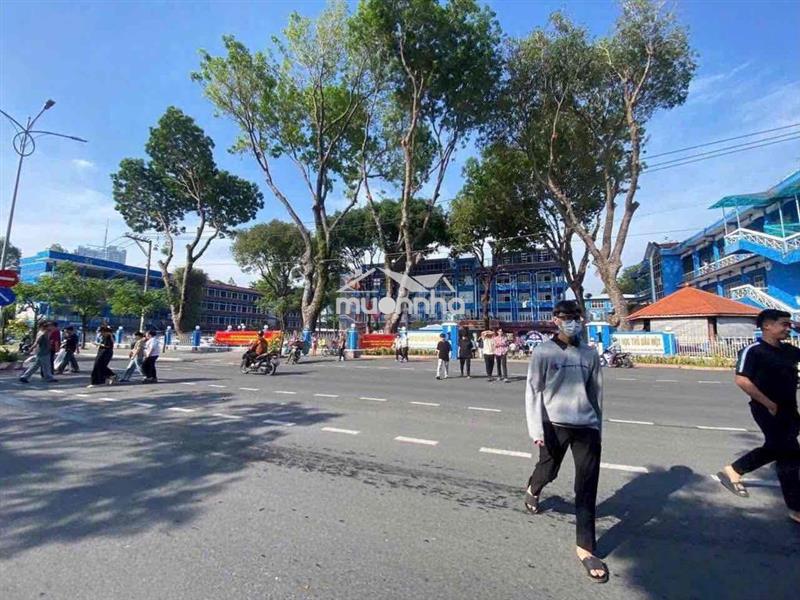 Mặt bằng kinh doanh ngay cổng trường đại học thủ dầu một 5x30m,3 tầng