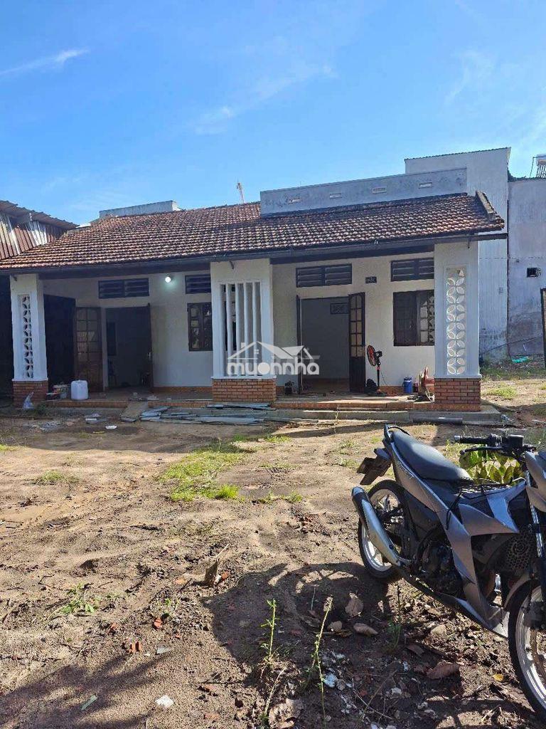 Cho thuê 1000m bao gồm nhà cấp 4+ kho +đất trống