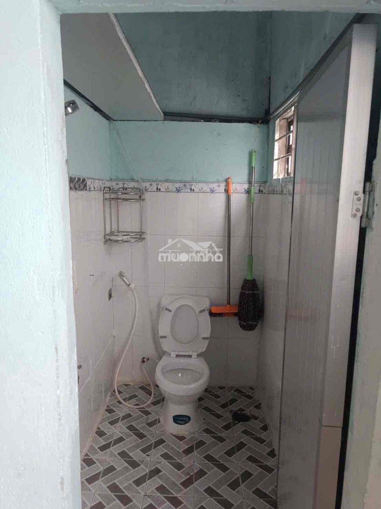 Nhà gần chợ vườn lài.  cấp 4 : 1pn wc. an ninh. sạch sẽ - Ảnh 2