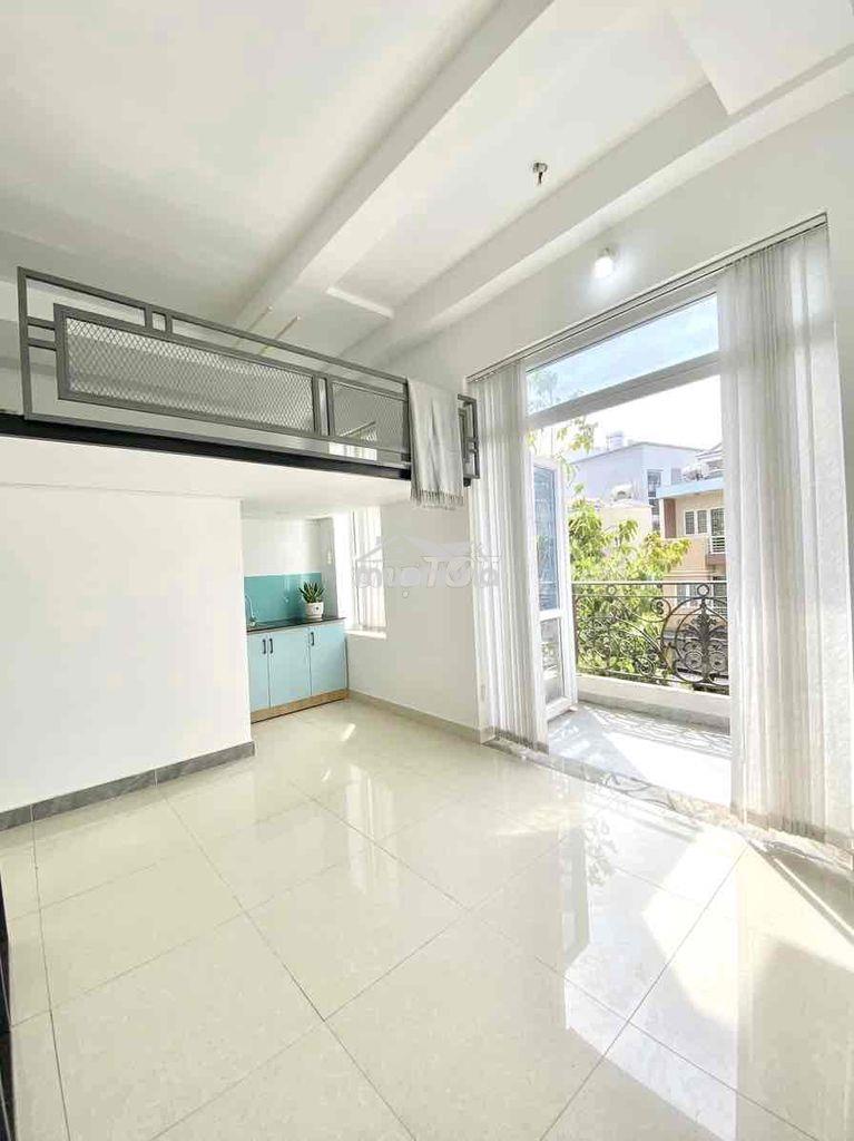 Phòng gác cao-ban công-2 cửa sổ siêu thoáng-mặt tiền-khu vip cityland