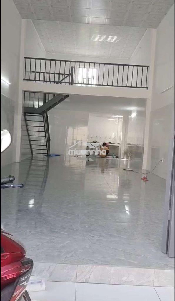 Nhà mới xây 5x20 , lửng, trống suốt - nền gạch