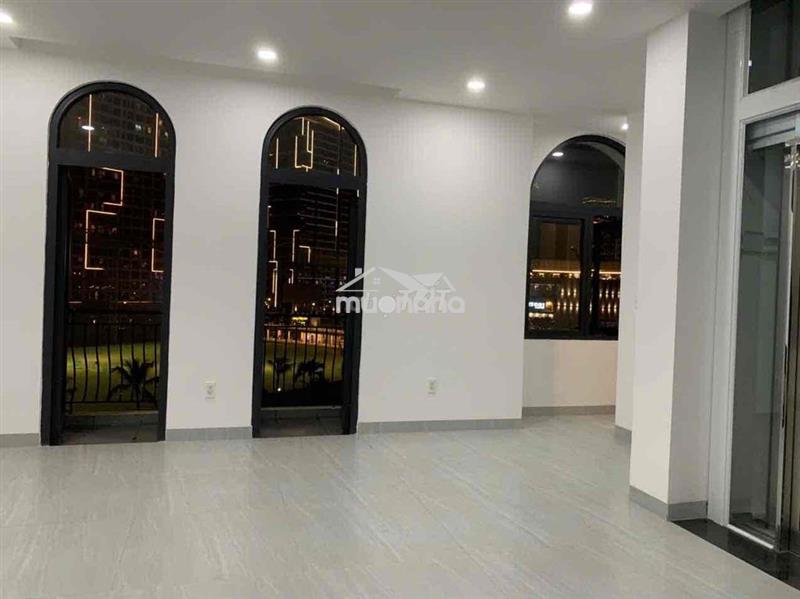 Cho thuê nhà phố 5 tầng có thang máy, rèm đường d9