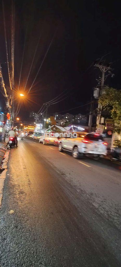 Nhà cần bán gấp .khu vực sầm uất 