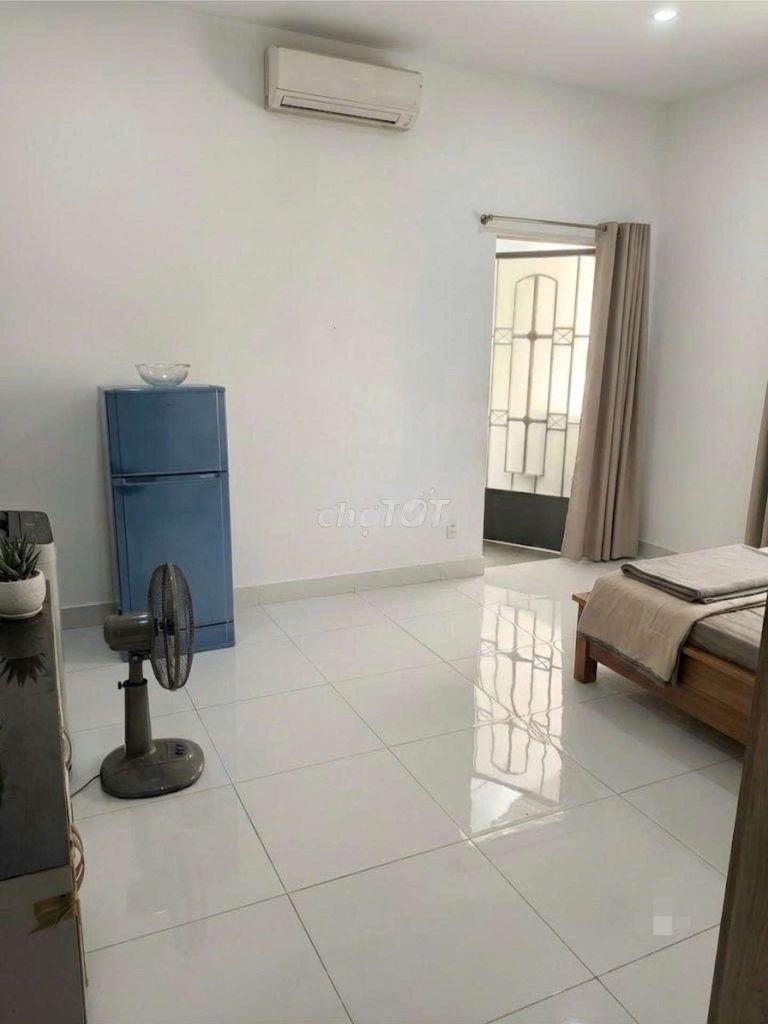 Phòng trọ 32m2 có ban công đường phan xích long 