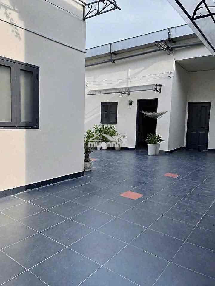Căn phòng sân vườn