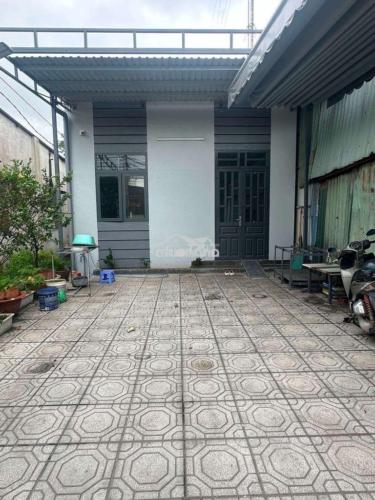 Nhà cấp 4 sân rộng thích hợp vừa ở vừa kinh doanh