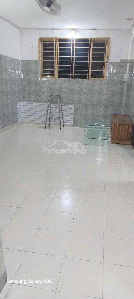 Cho thuê tầng 1 cc sơn kỳ dt56m 7tr3 2pn 1wc
