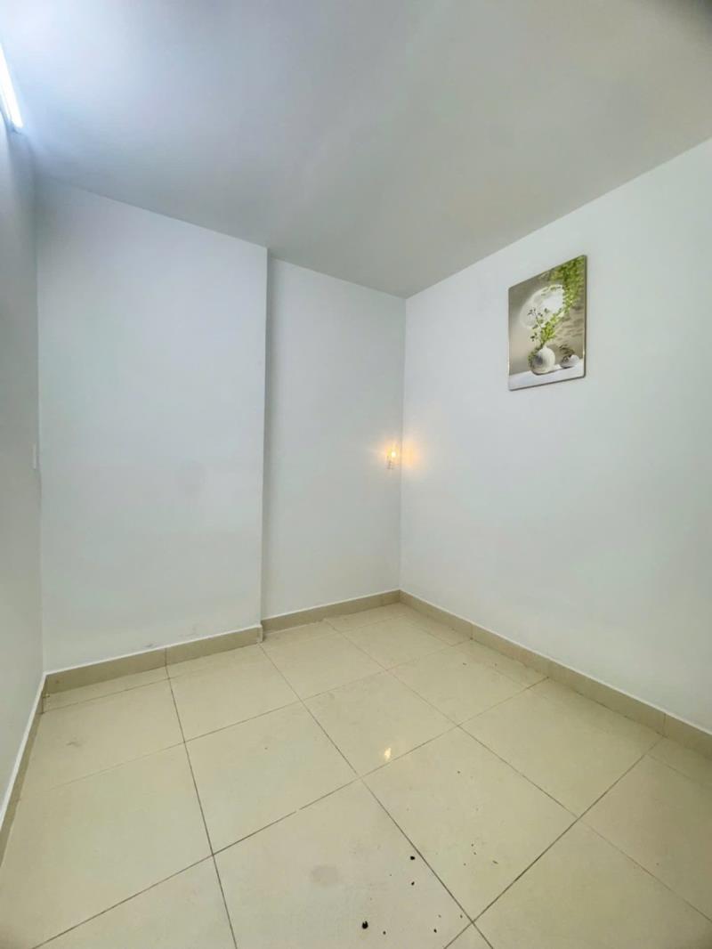 Nhà 2 tầng 3pn ở ngay, gần hà huy giáp, shr, 5 tỷ nhỉnh