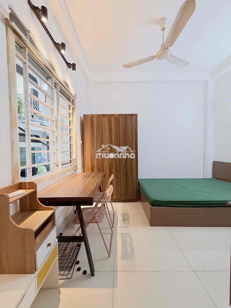 Phòng cửa sổ, full nội thất